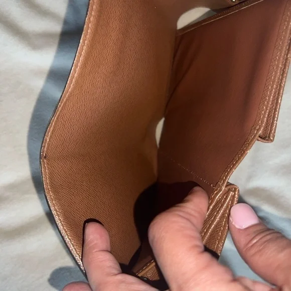 Louis Vuitton wallet with many features. - Picture 11 of 13